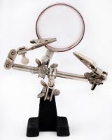 Régi talpas nagyító, forgatható csipeszekkel, magasság: 17cm, használt állapotban