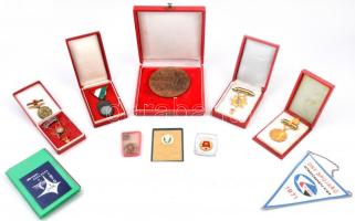 11db-os vegyes szocialista jelvény, emlékérem tétel, közte "Kiváló Termelőszövetkezeti Dolgozó" zománcozott, aranyozott kitüntetés miniatűrrel eredeti tokban, Nagy István János (1938-) DN "Köszönet a munkával töltött évekért" Br plakett eredeti tokban (98mm) T:vegyes