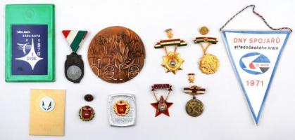 11db-os vegyes szocialista jelvény, emlékérem tétel, közte "Kiváló Termelőszövetkezeti Dolgozó&...