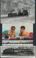 Vasúti modellek fotói, 16 db, 5x17 és 16x11 cm közötti méretekben