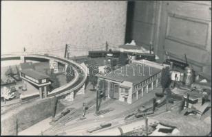 Vasúti modellek fotói, 16 db, 5x17 és 16x11 cm közötti méretekben