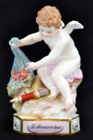 Meissen Cupid féle ülő puttó, "Je découvre tout" felirattal kézzel festett, jelzett (cca 1900), nagyon apró lepattanással / Meissen Cupid sitting putto figure, signed. With very small glaze fault  m:12,5 cm