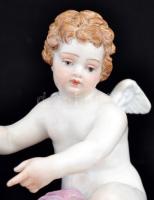 Meissen Cupid féle ülő puttó, "Je découvre tout" felirattal kézzel festett, jelzett (cca 1...