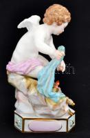 Meissen Cupid féle ülő puttó, "Je découvre tout" felirattal kézzel festett, jelzett (cca 1...