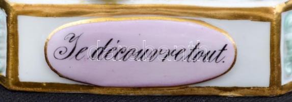 Meissen Cupid féle ülő puttó, "Je découvre tout" felirattal kézzel festett, jelzett (cca 1...