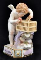 Meisseni Cupid féle puttó kalitkával "Je le captive" felirattal, kézzel festett, jelzett (cca 1900), sérült Meissen Cupid sitting putto figure, signed. With damage m:11 cm