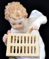 Meisseni Cupid féle puttó kalitkával "Je le captive" felirattal, kézzel festett, jelzett (...