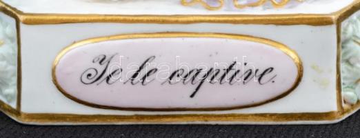 Meisseni Cupid féle puttó kalitkával "Je le captive" felirattal, kézzel festett, jelzett (...