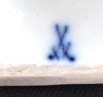 Meisseni Cupid féle puttó kalitkával "Je le captive" felirattal, kézzel festett, jelzett (...