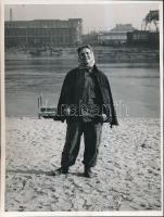 1955 Ék Sándor (1902-1975) festőművész: Munkásnők. 3 db felvétel, jelzés nélkül, a szerző hagyatékáb...