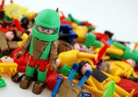 Playmobil szerű figurák és kiegészítők, sok sérült, kb 0,5 kg