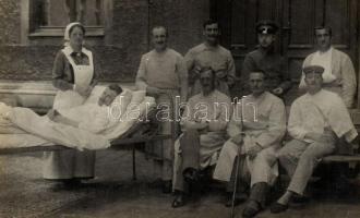 1915 German injured soldiers and nurses, hospital park, group photo