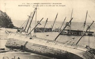Martinique, Navires jetes a la cotes par un ouragan / Vessels thrown by a hurricane (Rb)