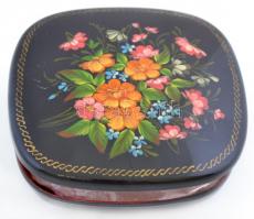 Rózsás kitűző, faragott csont, 6×6 cm, festett fém ékszeres dobozkában