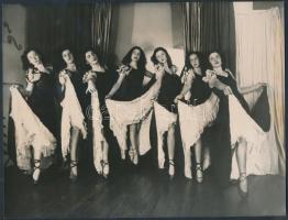 1941 Klasszikus magyar művészbalett csoport turnéja Argentínában, 1 db vintage fotó, 1 db eredeti kisplakát, és egy újságcikk (fénymásolatban), 18x24 cm