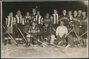 cca 1928 Pobuda Alfréd (1876-1942) pecséttel jelzett vintage felvétele hoki csapatokról, 12x18 cm