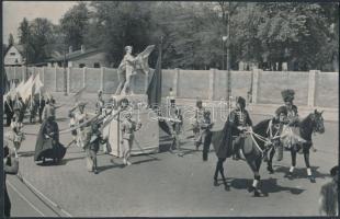 cca 1948 Tiszavölgyi József (1909-?): Budapesti felvonulók, pecséttel jelzett vintage fotó, 14x22 cm