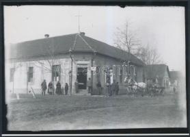 cca 1936 Felsőbácska, özv. Mészáros Györgyné boltja előtt benzinkút látható, Lőcsei Árpád kecskeméti fényképész hagyatékában található üveglemez negatívról készült mai modern nagyítás, 13x18 cm