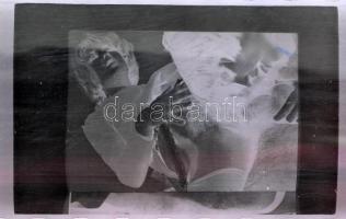 cca 1960 Régi pornó újságról készült fekete-fehér negatív film, 32 felvétel, 24x36 mm