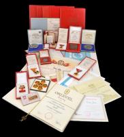 Szocialista jelvény, plakett és okirat tétel (legtöbb egymáshoz tartozó), összesen 14db jelvénnyel é...