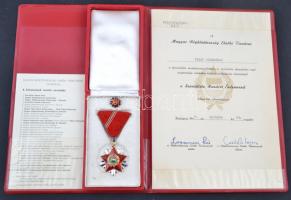 1967. "Szocialista Hazáért Érdemrend" zománcozott Br kitüntetés mellszalaggal és miniatűrrel dísztokban, adományozói okirattal + kitüntetések viselési sorrendje tájékoztató T:2- kopott zománcozás, rátét illesztése meglazult, javított szalag   NMK 711