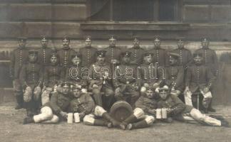WWI German soldiers with beer, Hans Möllers group photo (fa)