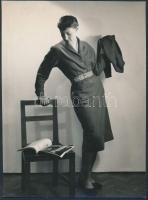 cca 1950 Harmath Istvánné jelzés nélküli vintage fotóművészeti alkotása a hagyatékából (1945 előtt a Belvárosi Fotóműhely, azaz Fotó ADA alkalmazottja volt), 23x17 cm