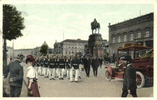 Berlin, Wachtparade Unter den Linden / guard parade, automobile