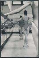 cca 1985 Molnár Csikós Virág fotósorozata balettről, balettiskoláról, jelzés nélküli vintage fotóművészeti alkotások, 7 db fénykép, 22x15 cm