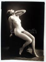 cca 1950 Demeter Károly (1892-1983): Műtermi akt, jelzés nélküli vintage fotóművészeti alkotás a szerző hagyatékából,  42x31 cm