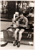 cca 1980 Budapesti utcazenész, Balásy Pál feliratozott vintage fotója, 40x28 cm