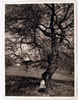 cca 1935 A legényre várva, Czvek Gyula pecséttel jelzett vintage fotóművészeti alkotása, 30x24 cm