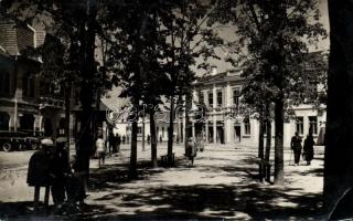 1935 Gyergyószentmiklós, Gheorgheni; Szabadság tér, gyógyszertár, automobile / square, pharmacy, automobile, photo (Rb)