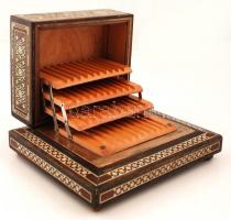 Gazdagon díszített, gyöngyház berakásos, zenélő cigarettatartó fa doboz, kis sérüléssel, 22,5×19×10,...