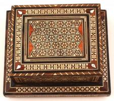 Gazdagon díszített, gyöngyház berakásos, zenélő cigarettatartó fa doboz, kis sérüléssel, 22,5×19×10,...