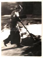 cca 1970 Magyar Alfréd: Martinász, feliratozott vintage fotóművészeti alkotás, 40x30 cm