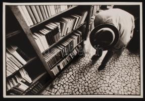 cca 1980 Benyhe János: Érdeklődés, feliratozott vintage fotóművészeti alkotás, 27x39 cm