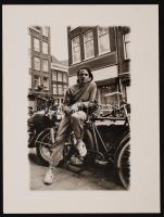 cca 1985 Szabó Judit: A fiú, aláírt vintage fotóművészeti alkotás, 32x20 cm-es kép 40x30 cm-es fotópapíron