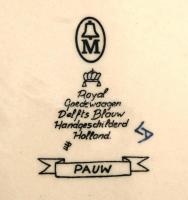 Pávás Delft kékfestéses porcelán fali dísztányér, kézzel festett, jelzett, apró kopásnyomokkal, d: 2...