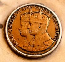 VI. György angol királyt és Erzsébet királynőt ábrázoló koronázási emlékmedál ezüst(Ag) tálba foglal...