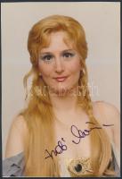 Ardó Mária (1956-) magyar opera-énekesnő (szoprán) saját kezű aláírása egy a művésznőt ábrázoló Kanyó Béla által jelzett fotón, 15x10cm