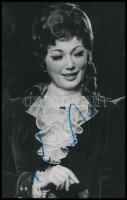 Sass Sylvia (1951-) Liszt Ferenc-díjas magyar opera-énekesnő (szoprán), érdemes művész, a Halhatatlanok Társulatának örökös tagjának saját kezű aláírása egy a művésznőt ábrázoló Mezei Béla által jelzett fotón, 14x9cm
