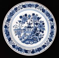 Pávás Delft kékfestéses porcelán fali dísztányér, kézzel festett, jelzett, apró kopásnyomokkal, d: 21 cm