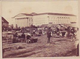 cca 1860 Magyar Nemzeti Múzeum vásári sokadalommal keményhátú fotó 10x6 cm