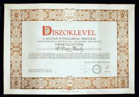 1932 Díszoklevél a Magyar Futballbírák Testülete fennállásának 15. évfordulója alkalmából megtartott díszközgyűlése Dietz Károlynak ((1885-1969)  a magyar labdarúgó-válogatott volt szövetségi kapitányának) adományozza munkásságának elismeréséül, 34x49cm