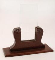 Dekoratív asztali fa képkeret, benne kivehető üveggel, m: 19,5 cm
