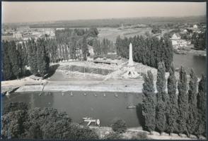 1957 Radó-sziget, Győr, A Cziráky-emlékmű és a strand, Heltay fotó, 15x23 cm