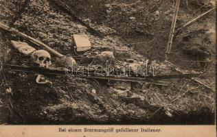 Bei einem Sturmangriff gefallener Italiener / At a assault of fallen Italians, WWI military