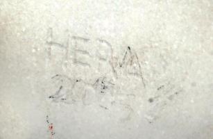 Héra József (1976-): Spirál. Fehér márvány, jelzett, 14×10×9 cm