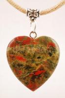 Unakit szív alakú medál selyemzsinóron, hozzáillő fülbevalópárral ajándékdobozban